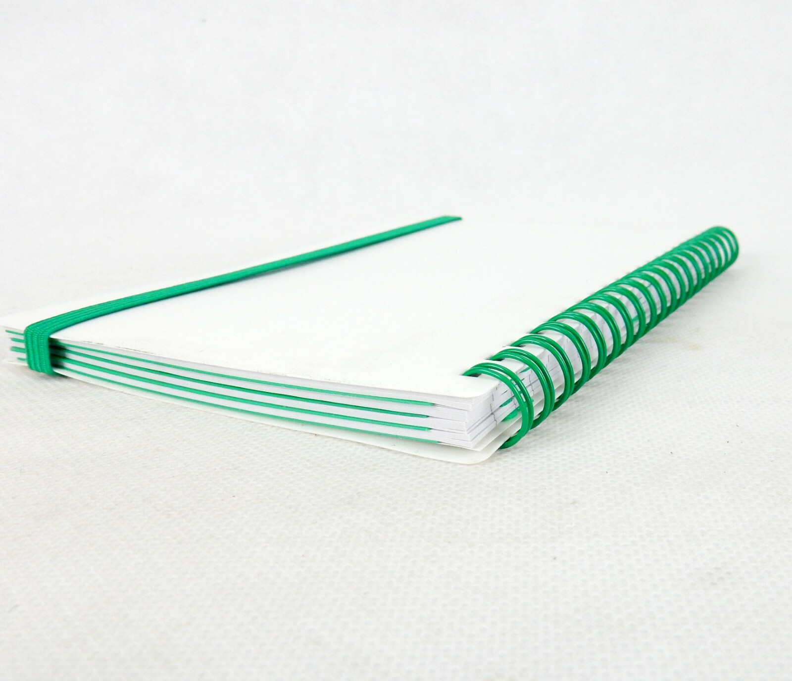 Wire Bound Notebook w/4 Dividers, White w/Green Accent, Elastic Closure, #MP499