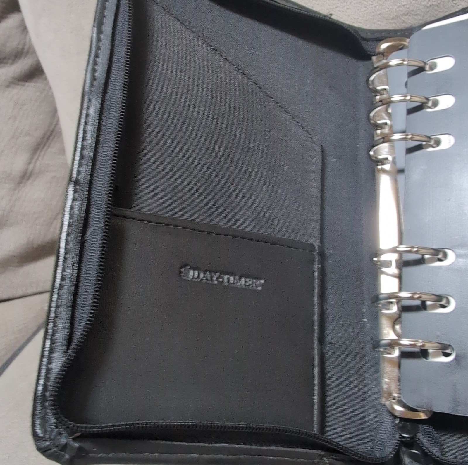 Day Timer Binder Black Leather 7 Ring 1″ Zip Up VTG 90s