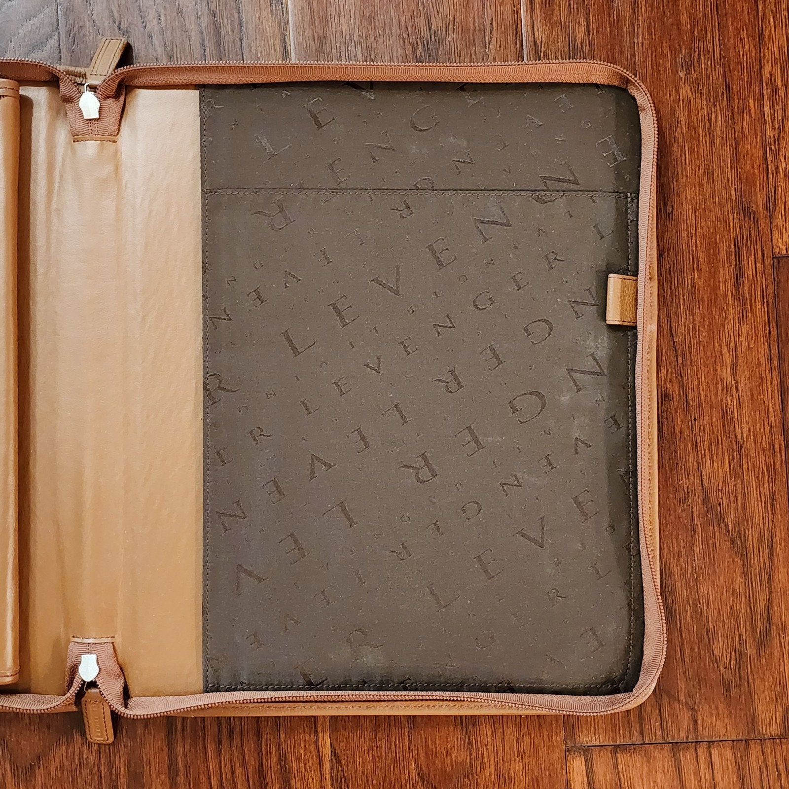 Levenger 12″ x 13.5″ Brown Leather Folio Full-Zip Portfolio Note Pad Handle