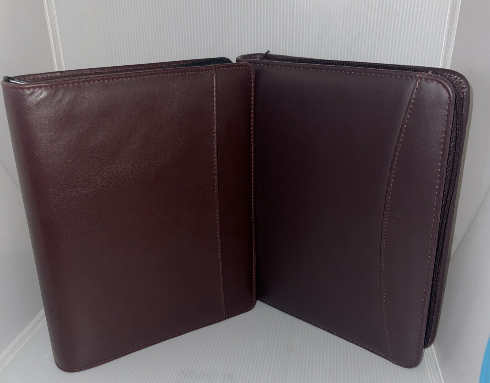 Lot Of 2 Dayrunner Burgundy/Brown Planners 8×10”🍀 Zip Around With Some Inserts