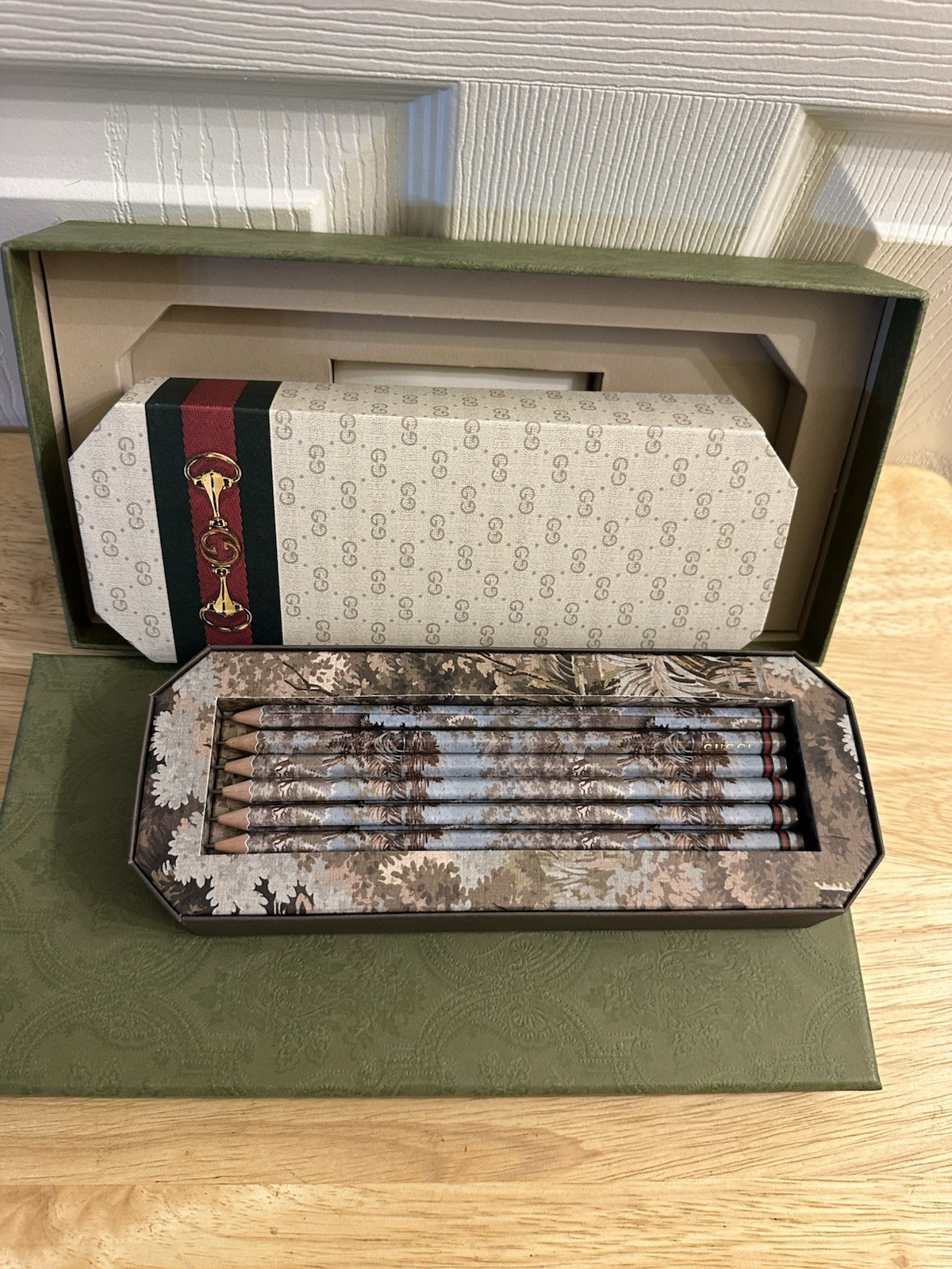 New In Box Gucci luxury Graphic Print 6 Pencil Set Authentic