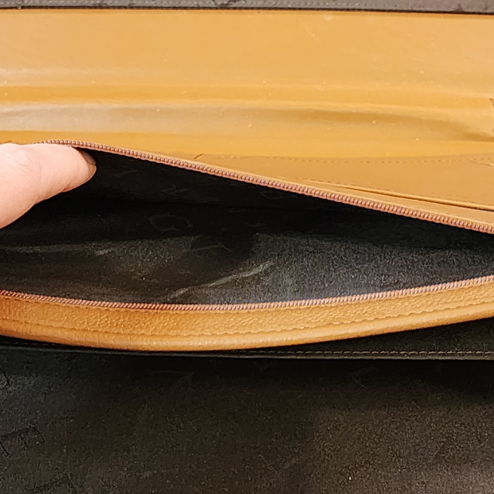 Levenger 12″ x 13.5″ Brown Leather Folio Full-Zip Portfolio Note Pad Handle