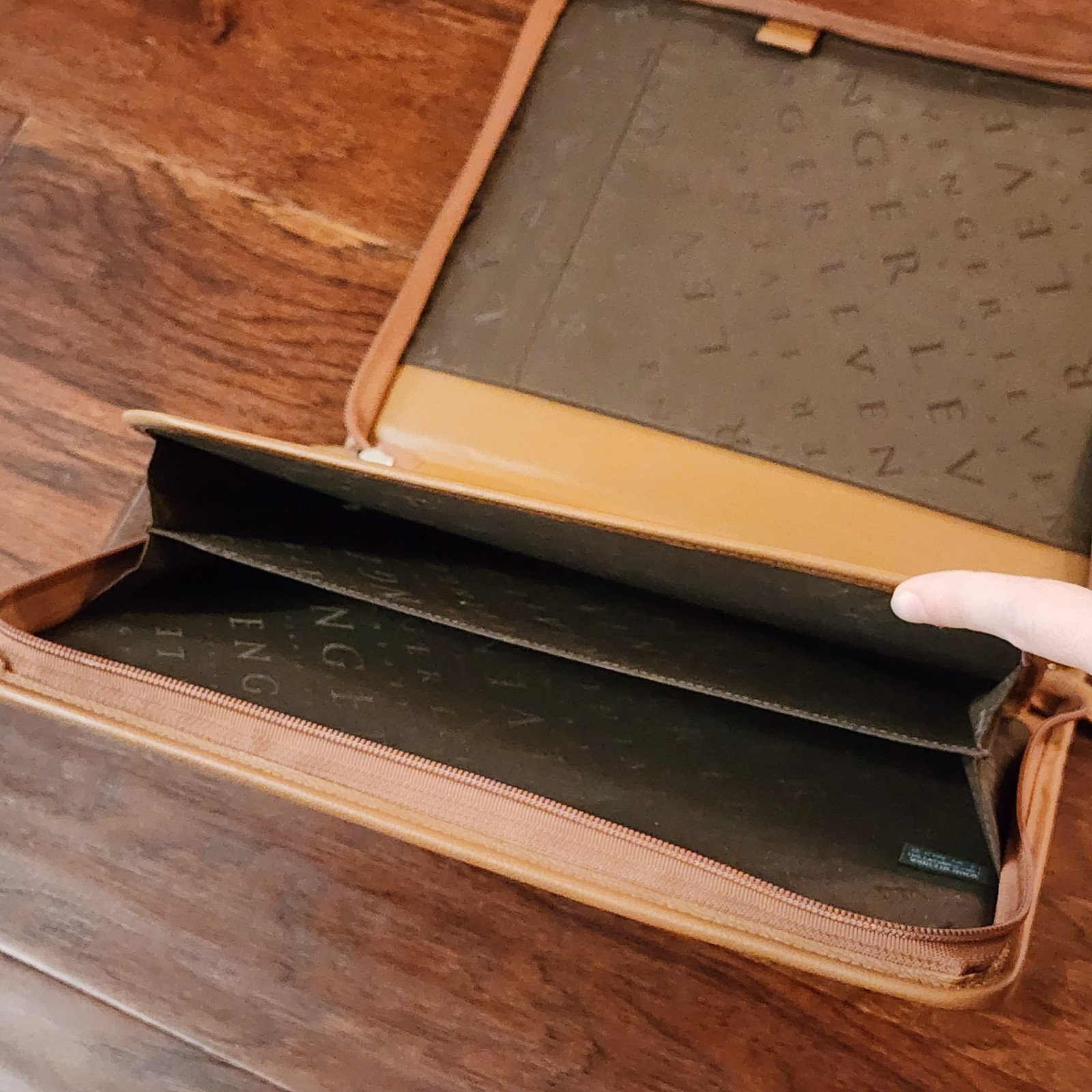 Levenger 12″ x 13.5″ Brown Leather Folio Full-Zip Portfolio Note Pad Handle