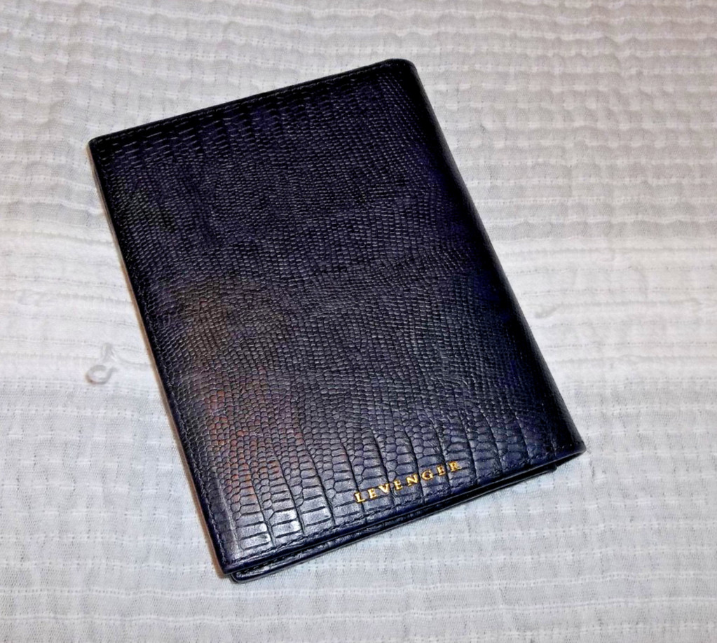 EUC Blue Pebbled Levenger Leather Multi-Pocket Card Holder with Metal Sailor Pen