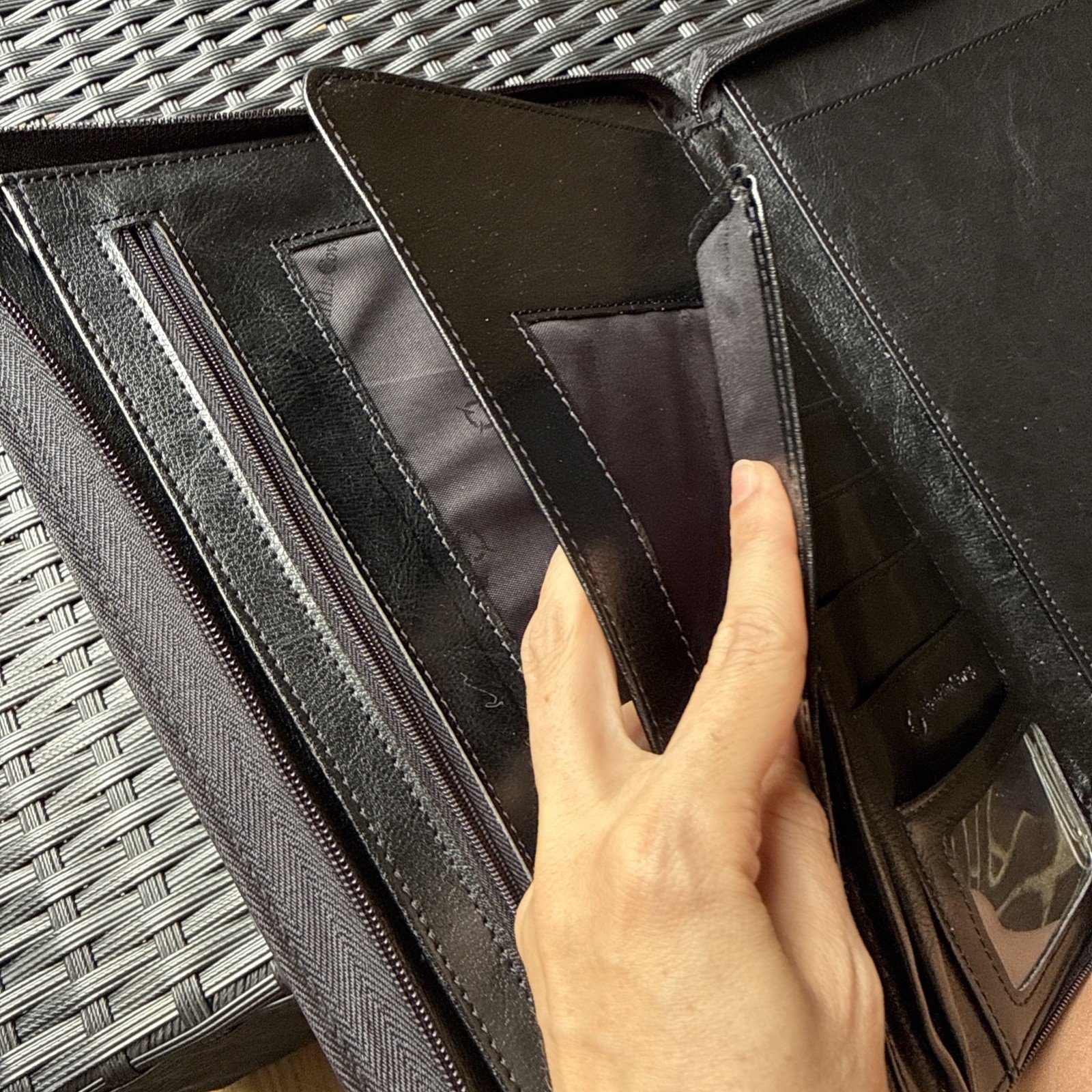 Franklin Covey Slim Compact Zipper Round Binder Black Faux Leather Organiser