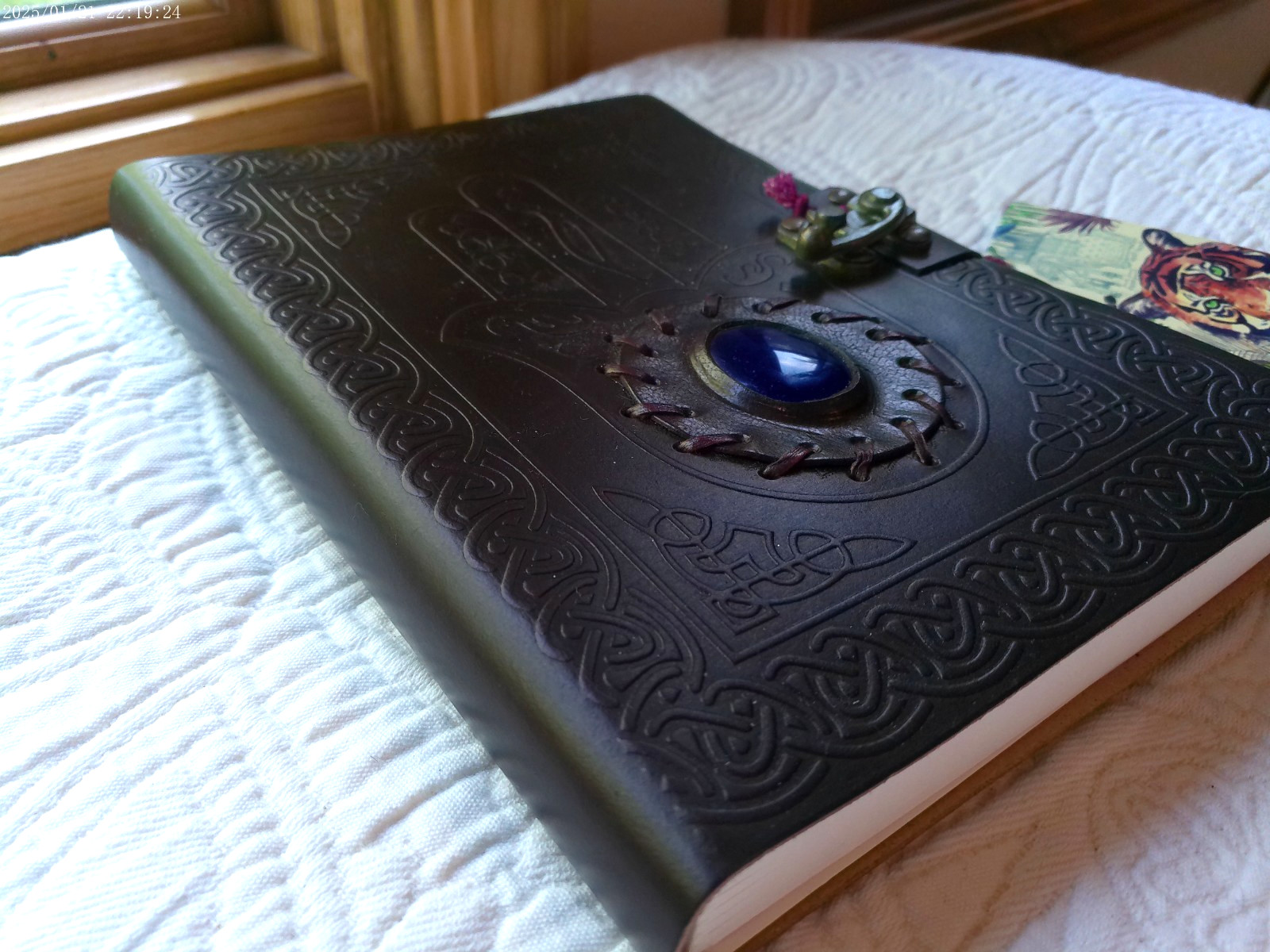 JEWEL OF MUMBAI HANDMADE EMBOSSED LEATHER JOURNAL METAL LATCH 144 LINED PAGES G
