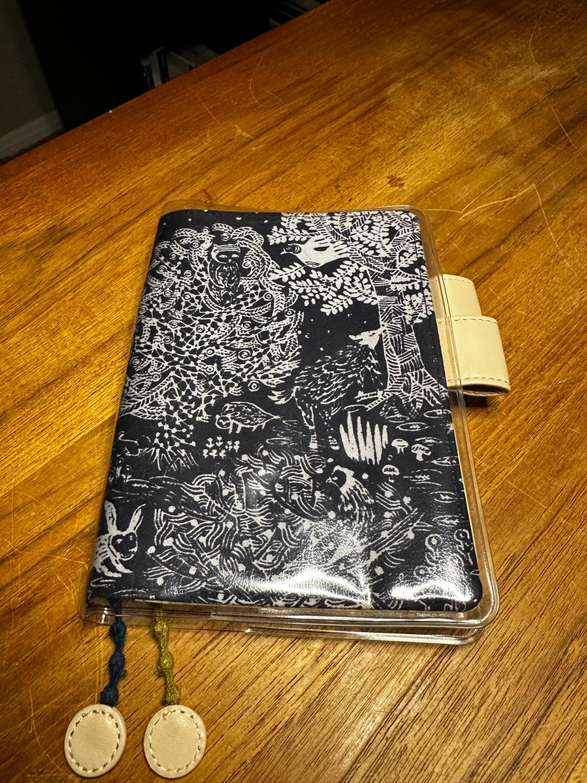 Hobonichi Techo 2018 Cover Mina Perhonen Imagine A6 with cover on cover
