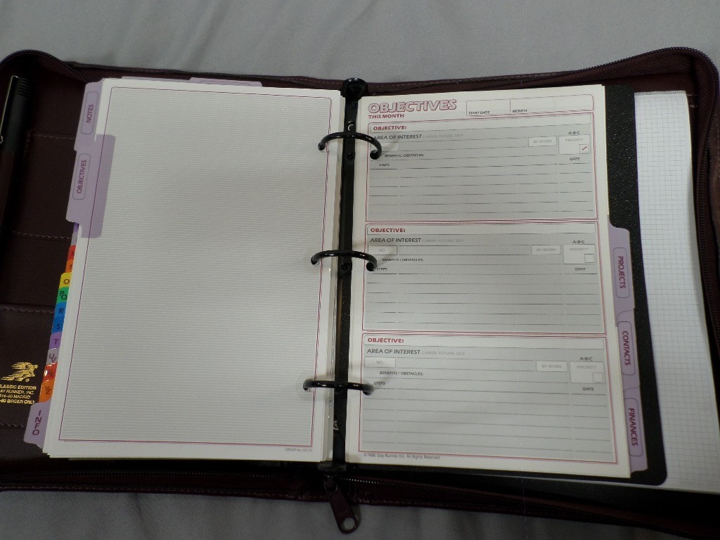 EUC CLEAN CLASSIC EDITION DAY RUNNER RED BINDER DAILY PLANNER CALENDER