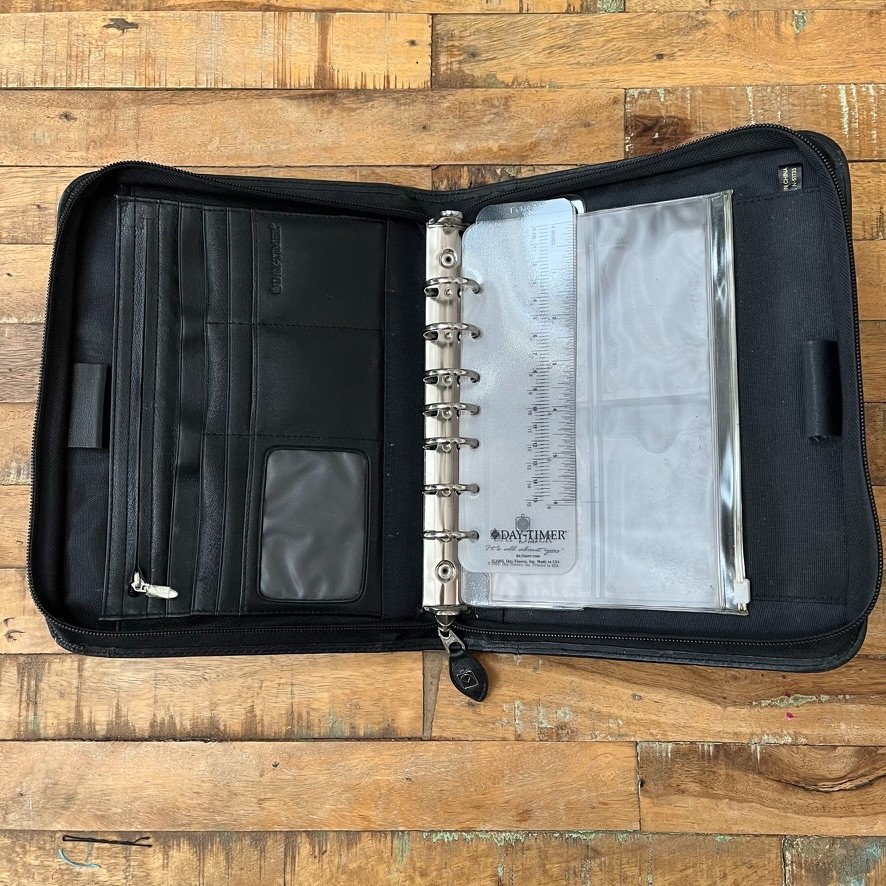 Black Genuine Leather Day-Timer Organizer 7-Ring Binder 10.5″ Zip Around Closure