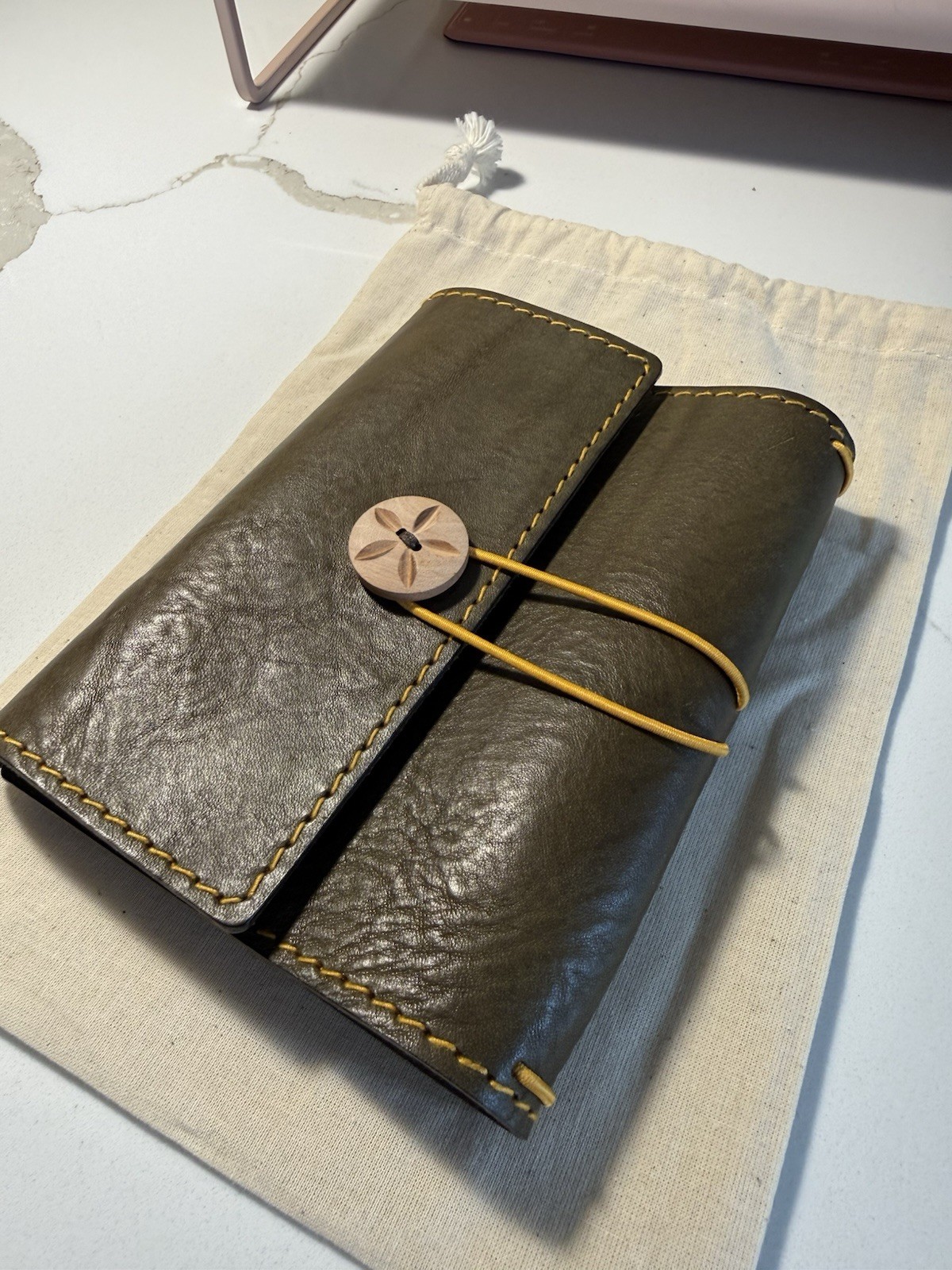 Le Cow – A6 leather cover army green with yellow leather pockets