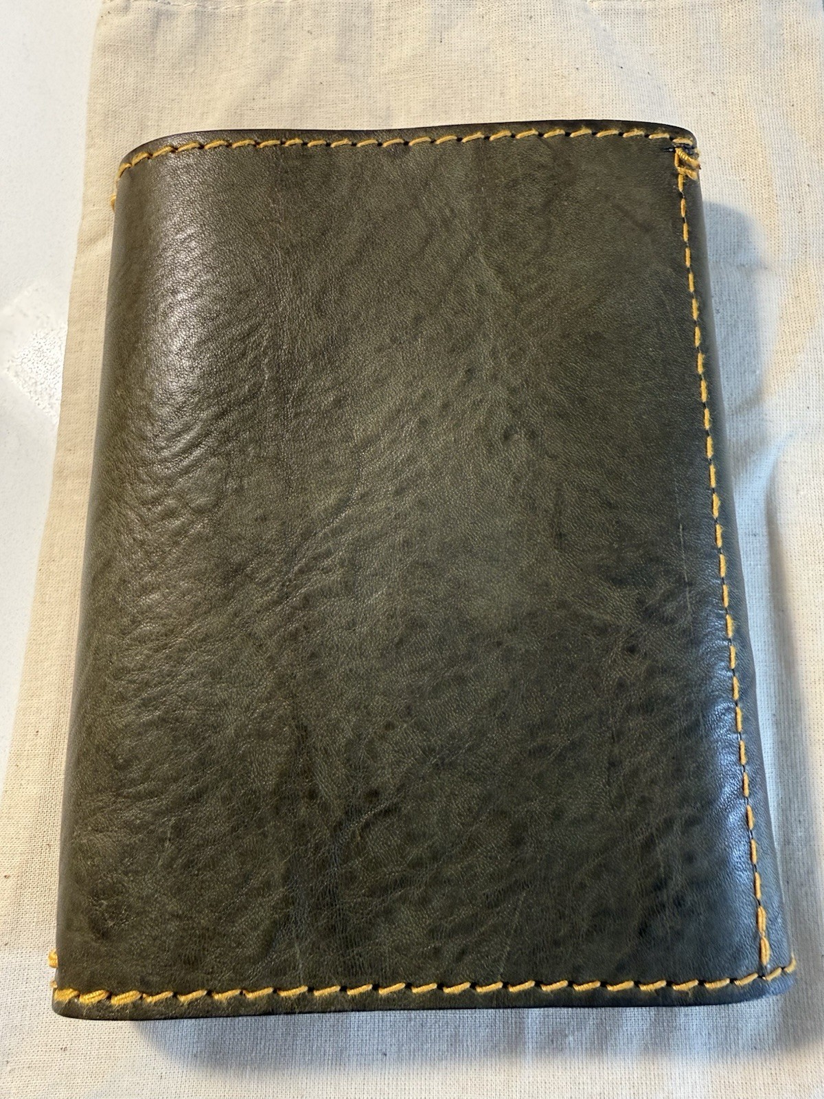 Le Cow – A6 leather cover army green with yellow leather pockets