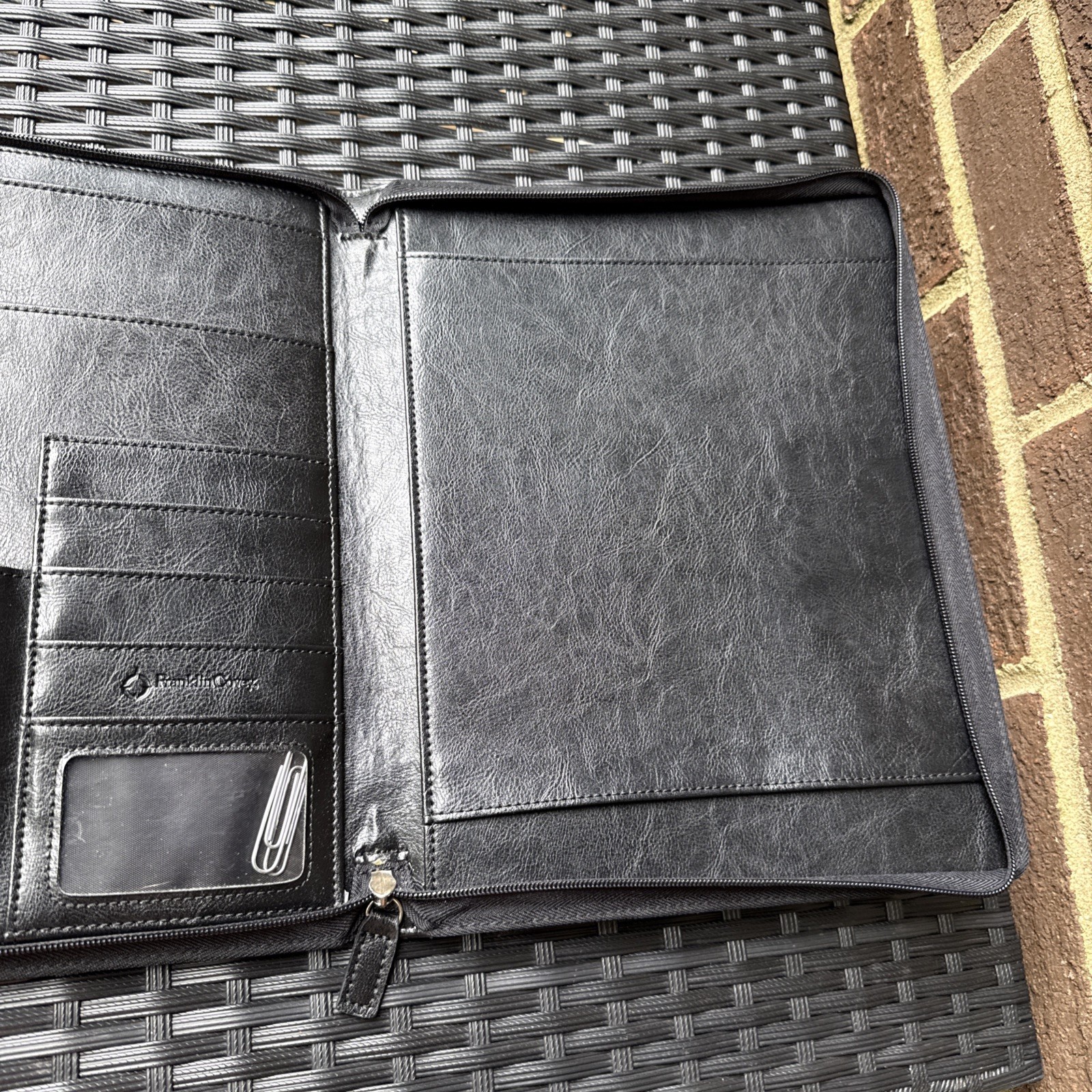 Franklin Covey Slim Compact Zipper Round Binder Black Faux Leather Organiser