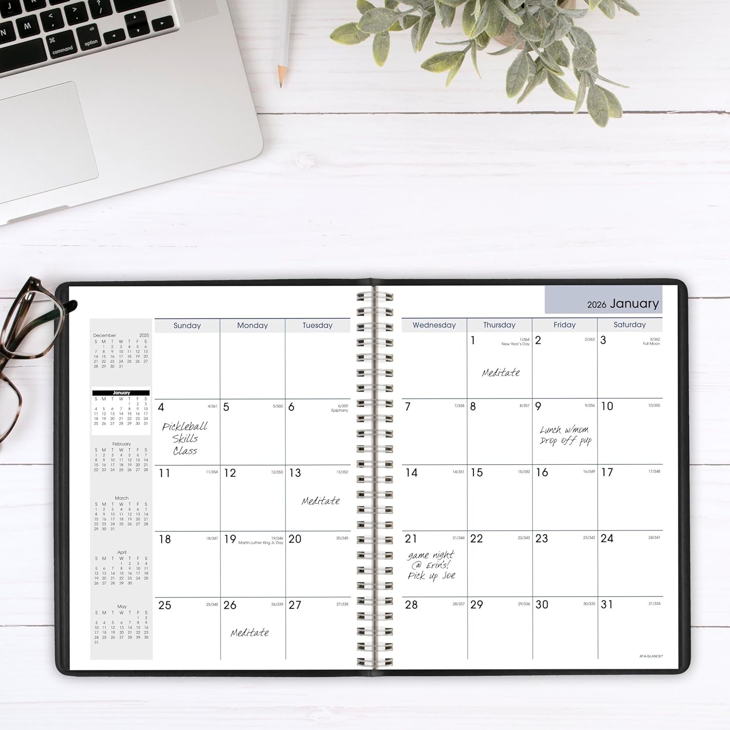 AT-A-GLANCE 2026 Planner, Monthly, 7″ x 8-3/4″, Medium, DayMinder, Black (G40000