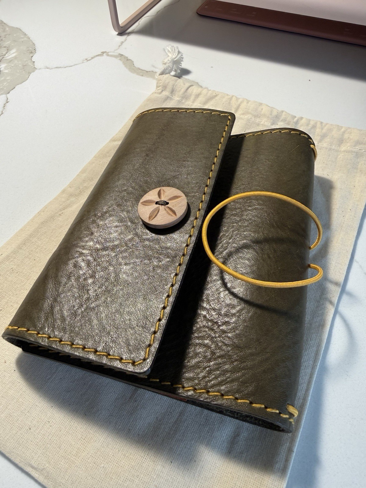 Le Cow – A6 leather cover army green with yellow leather pockets