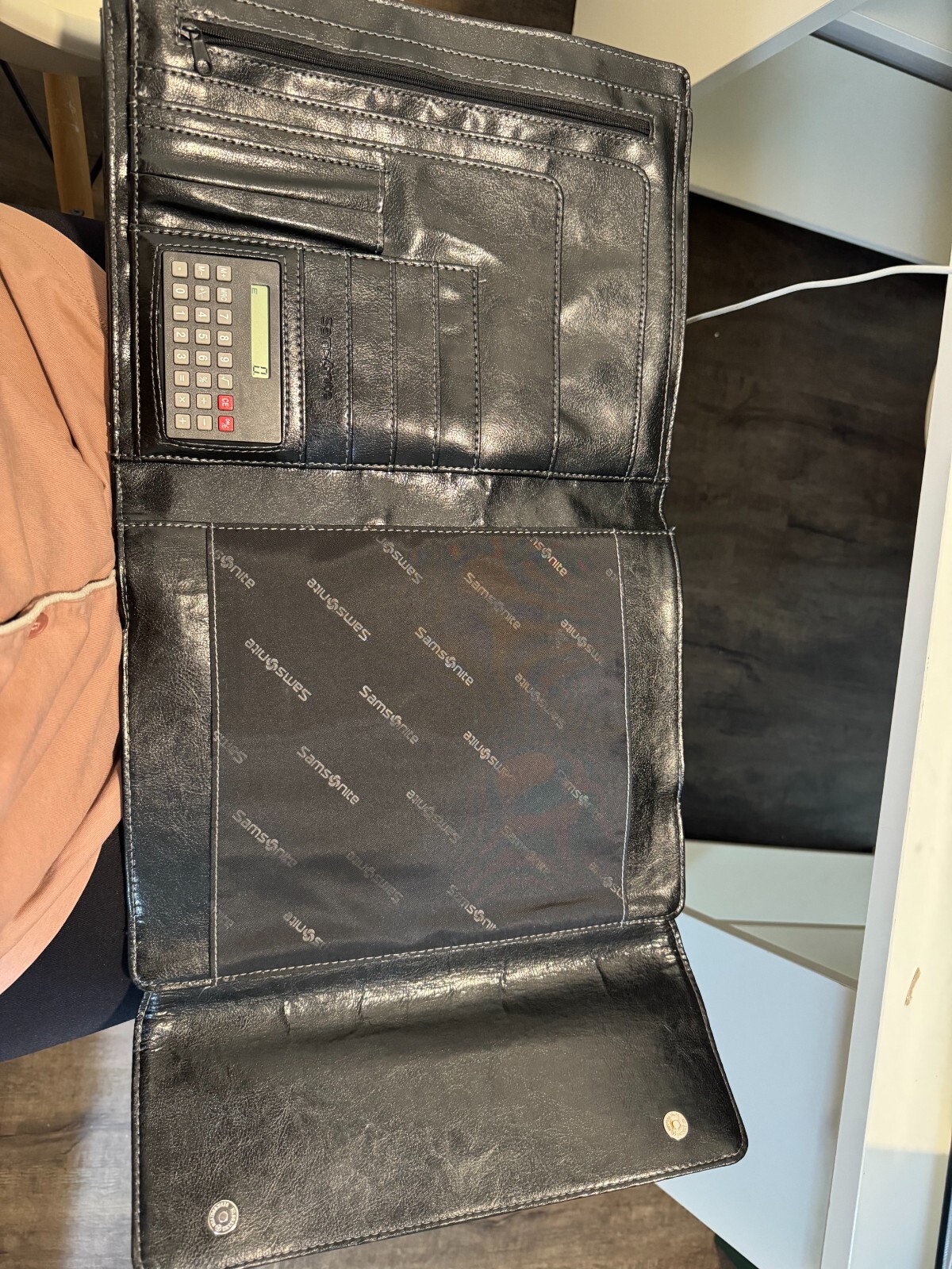 Samsonite Vinyl Tri-Fold Pad With Calculator, 10 1/2″ x 12 1/2″, Black organizer