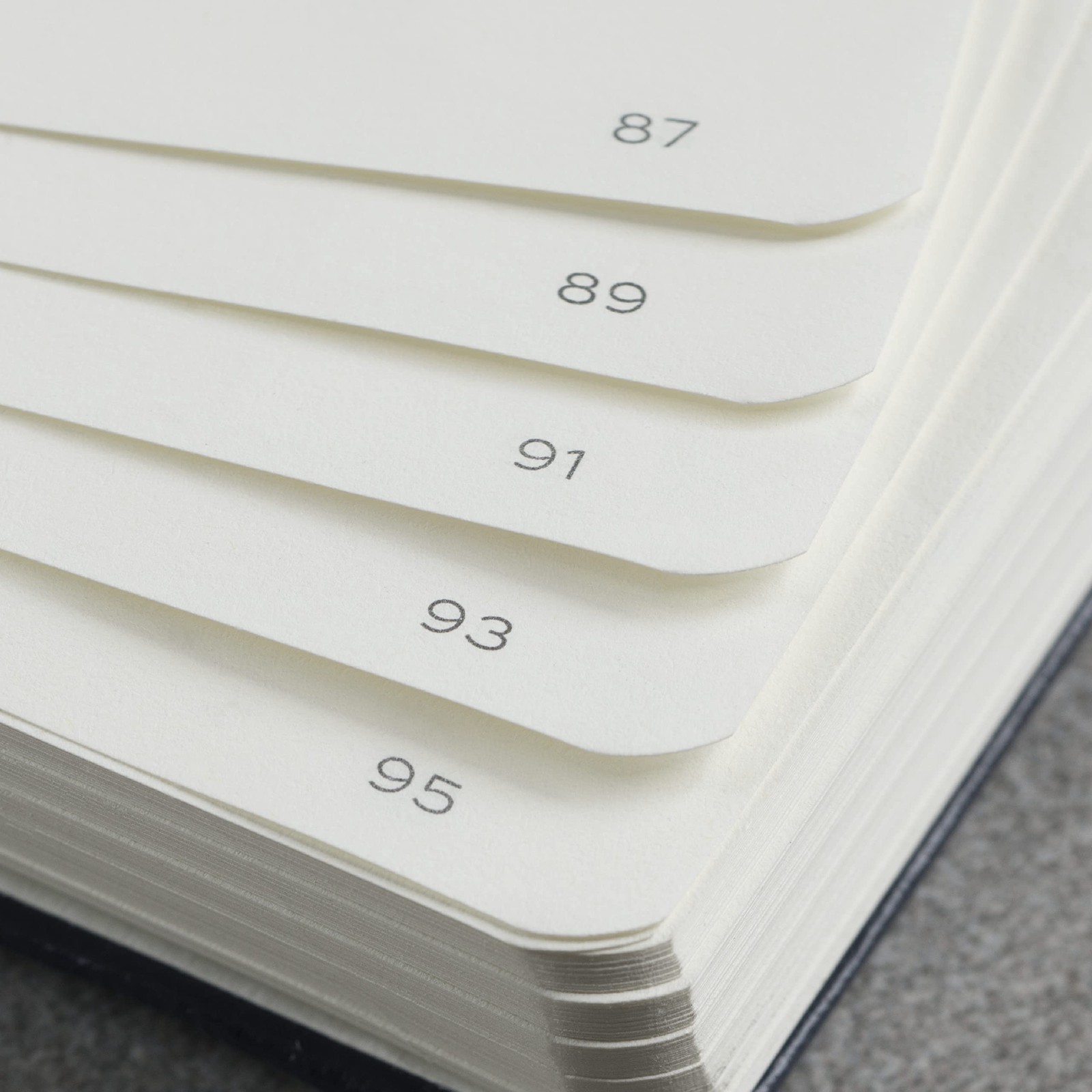 Liniert Port Red B6 Softcover Notebook with 123 Pages and Elastic Closure