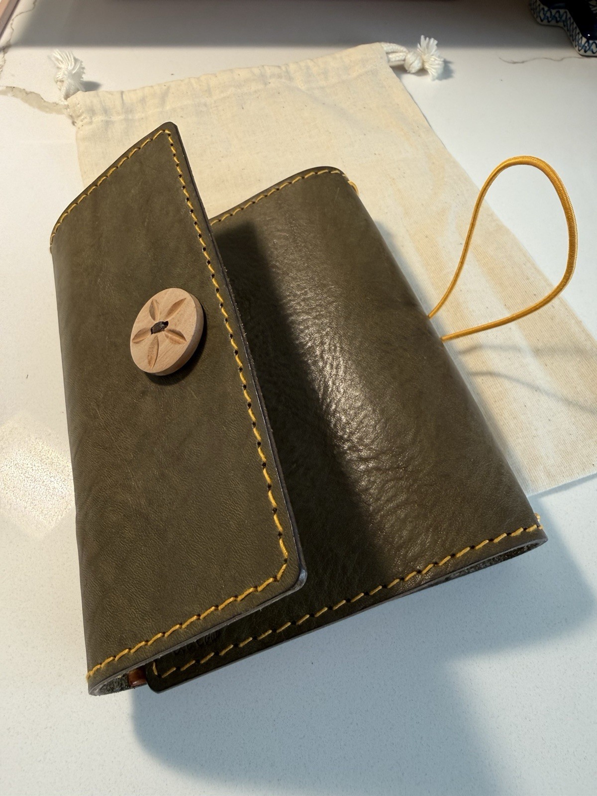 Le Cow – A6 leather cover army green with yellow leather pockets