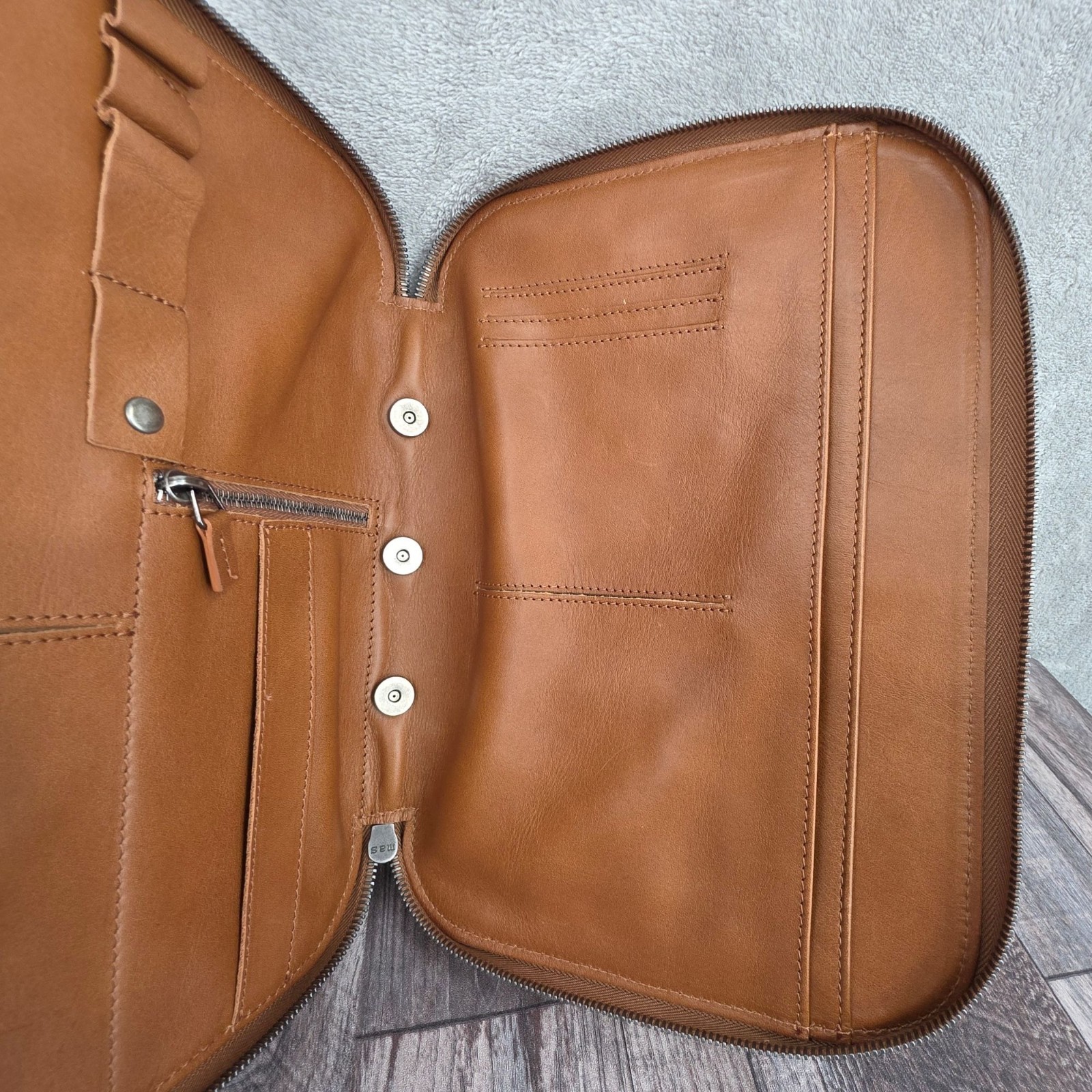 This is Ground TIG Mod Tablet 4 Leather Organizer Zip Around Toffee No Inserts