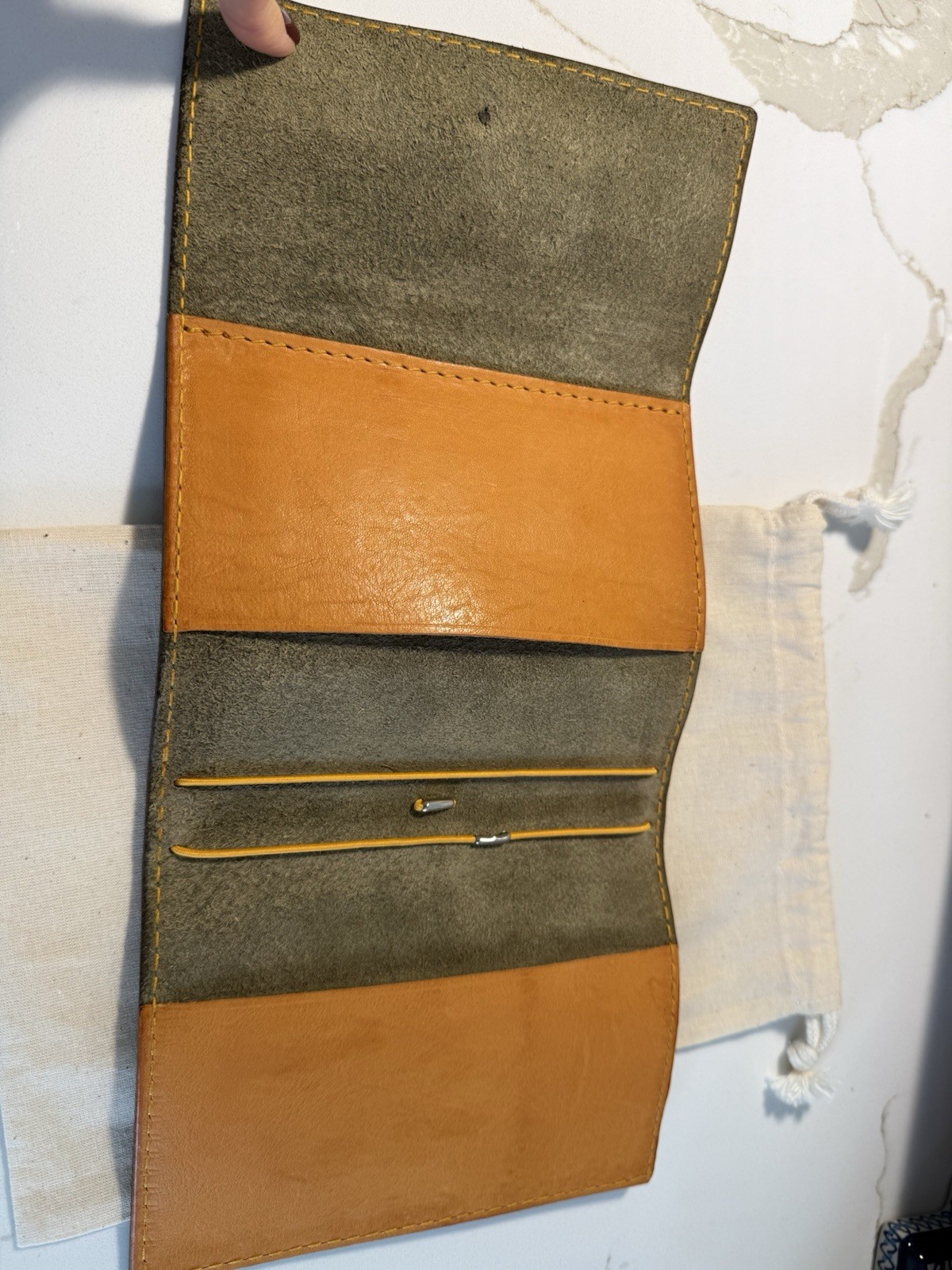 Le Cow – A6 leather cover army green with yellow leather pockets